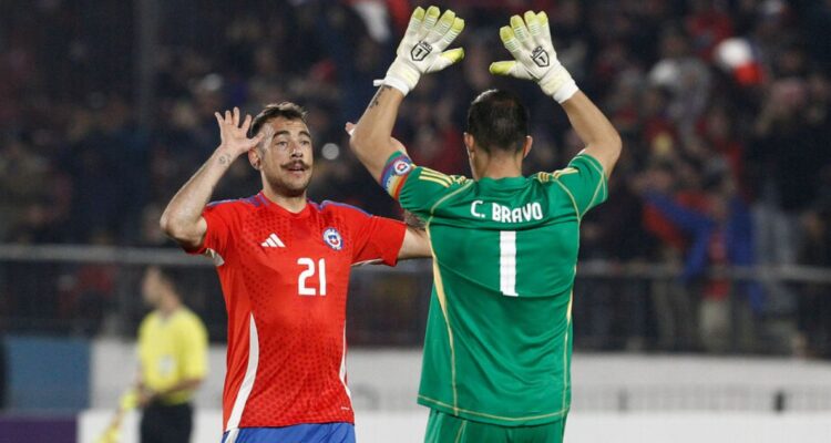 Claudio Bravo y Matías Catalán habrían encarado al árbitro Roldán en el descanso de Copa América