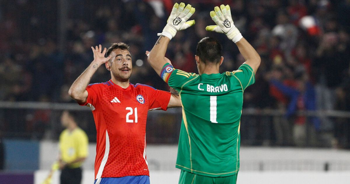 Claudio Bravo y Matías Catalán habrían encarado al árbitro Roldán en el descanso de Copa América
