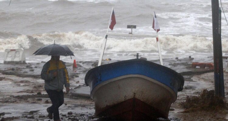 Indagan muerte de mujer que era trasladada en una lancha hacia el hospital de Achao