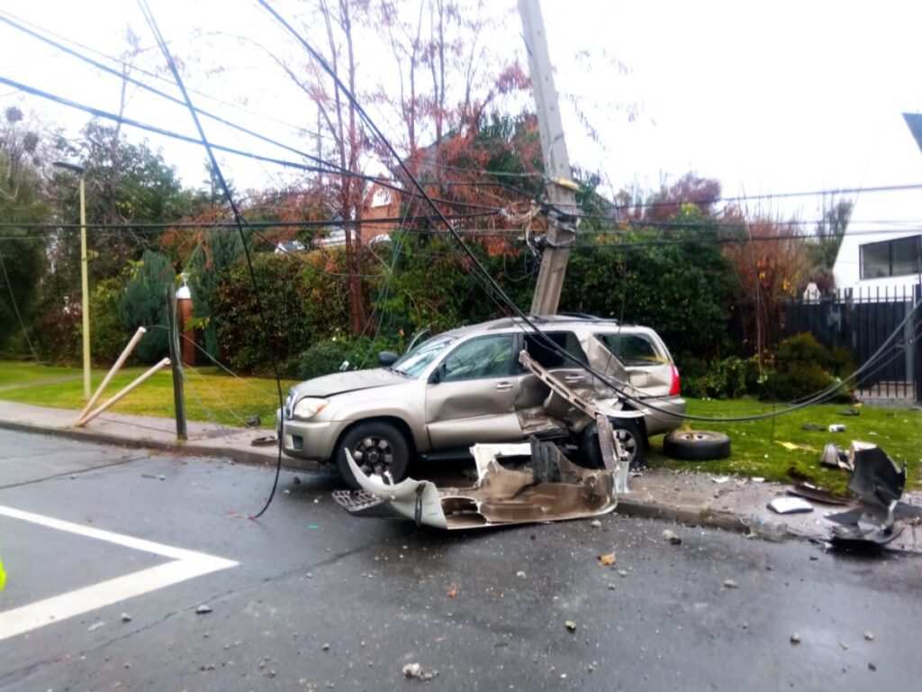 Grave accidente en Las Condes: camión de basura colisionó con tres vehículos y luego se volcó