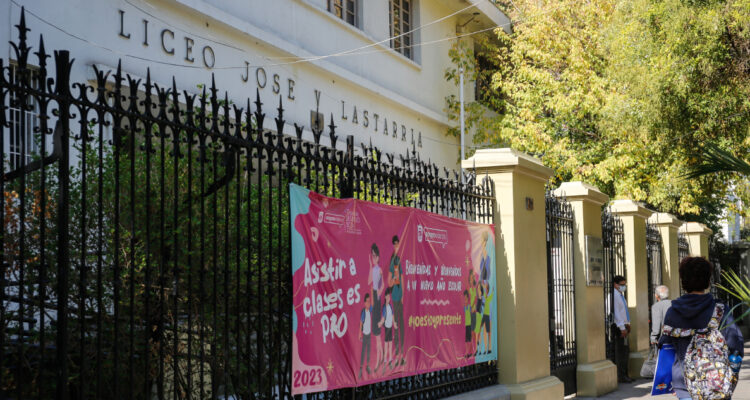 Revelan que alumno lanzó bencina a director del Liceo Lastarria de Providencia