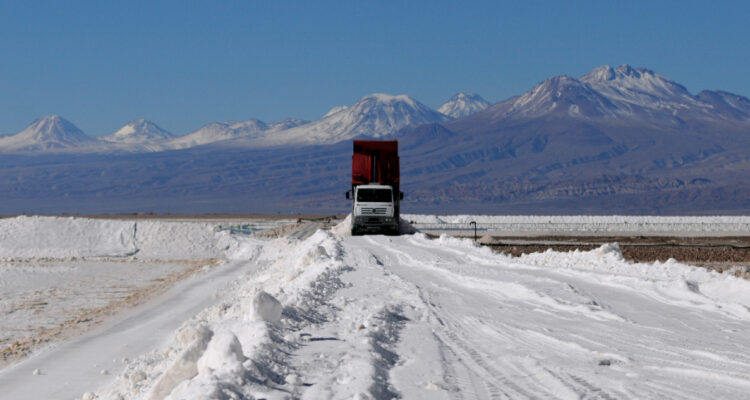 Chile estrecha lazos con Japón: país asiático tiene interés en el litio