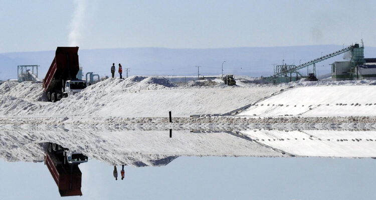 Fotografía archivo-contexto del 22 de junio de 2012 que muestra a operarios trabajando en las piscinas de evaporación de la sal, de la Sociedad Chilena del Litio, en el Salar de Atacama