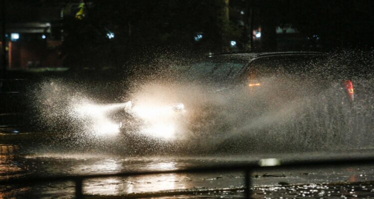 Intensa lluvia cae sobre Santiago y ya genera problemas en las calles