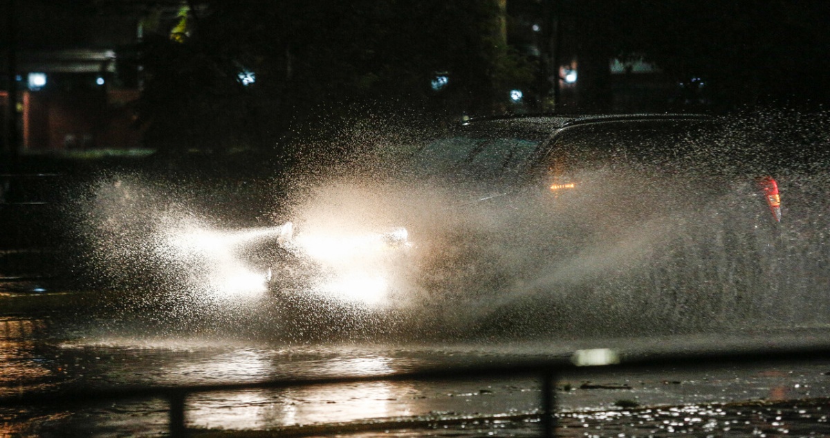 Intensa lluvia cae sobre Santiago y ya genera problemas en las calles