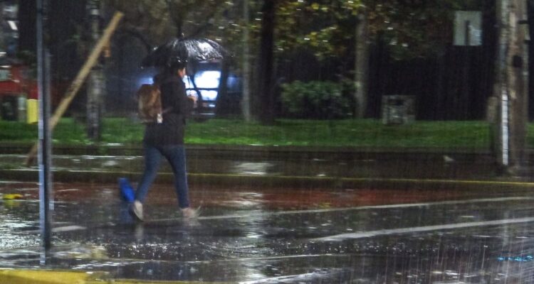 ¿Cuándo empieza la lluvia en Santiago o región Metropolitana por alarma meteorológica por lluvias y viento y cuánto podría llover en cantidad?