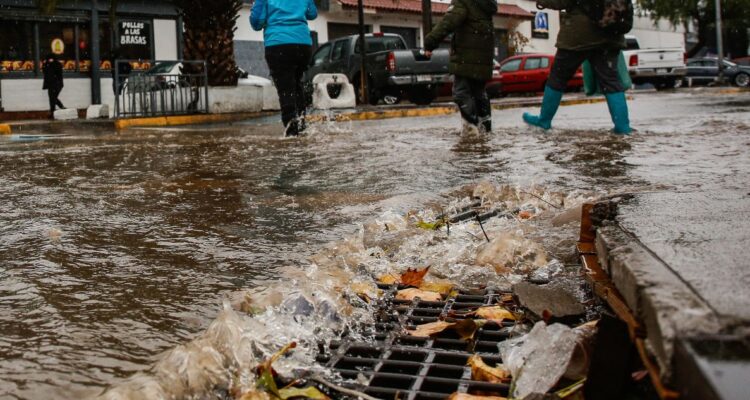 ¿Cómo se mide la lluvia en Chile, qué significa 1 mm o mimlímetro, a cuánto equivale y qué es un pluviómetro para la meteorología?