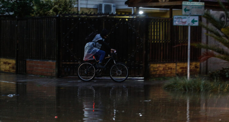 Gobernador Orrego recomienda suspender clases en toda la RM por llegada de intensas lluvias