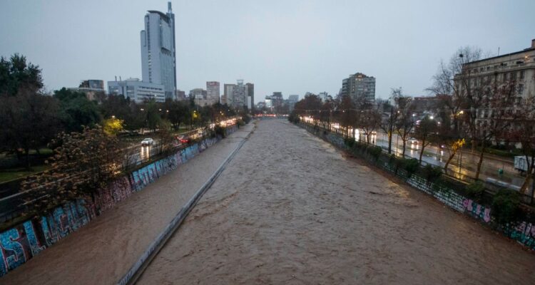 Cuáles son las zonas de Chile, regiones o estaciones que registran más cantidad de lluvias o agua caída y dónde hay superávit o déficit.