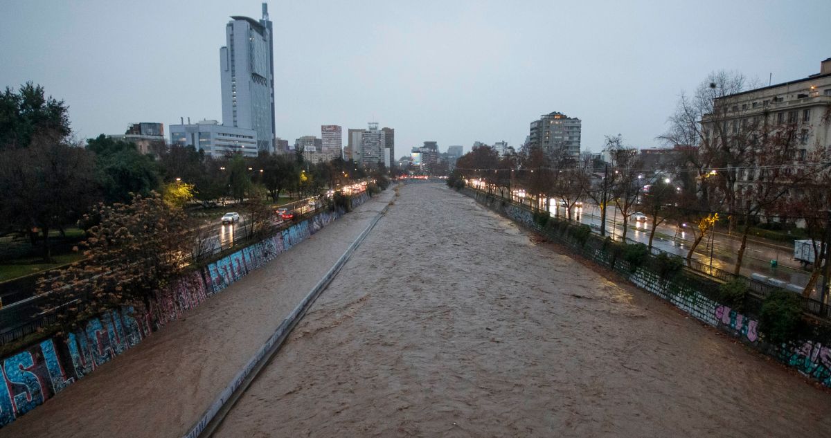 Cuáles son las zonas de Chile, regiones o estaciones que registran más cantidad de lluvias o agua caída y dónde hay superávit o déficit.