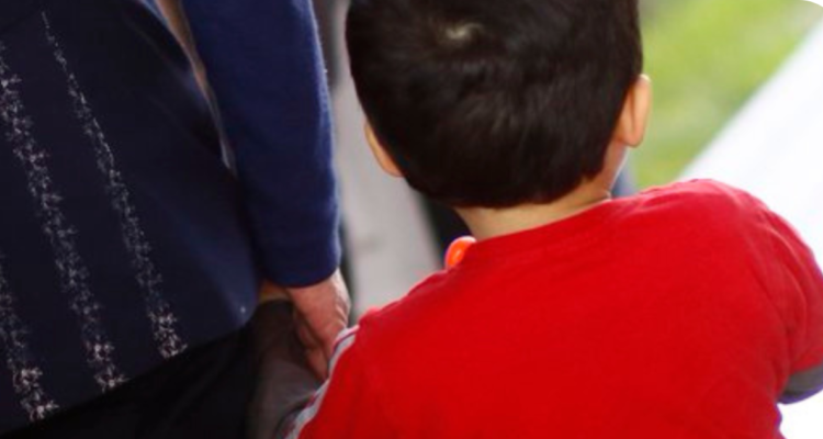 Niño de 2 años queda en riesgo vital tras sufrir fractura cráneal en Maipú: indagan a mamá y su pareja