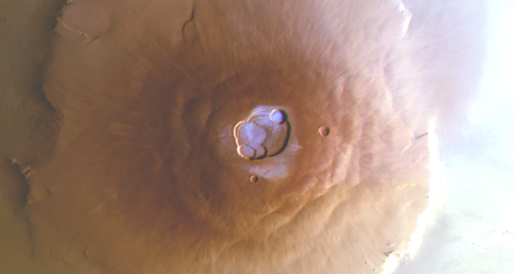 La sonda Trace Gas Orbiter de la ESA descubrió agua en forma de escarcha en la cumbre de los gigantescos volcanes de Marte