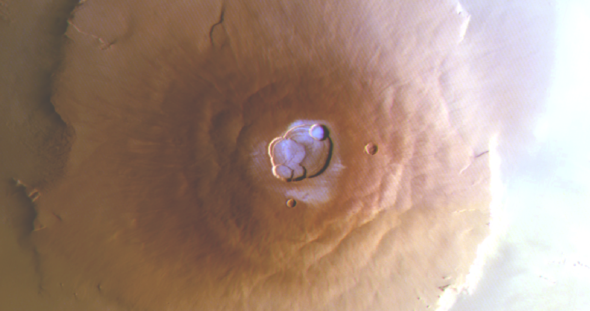 La sonda Trace Gas Orbiter de la ESA descubrió agua en forma de escarcha en la cumbre de los gigantescos volcanes de Marte