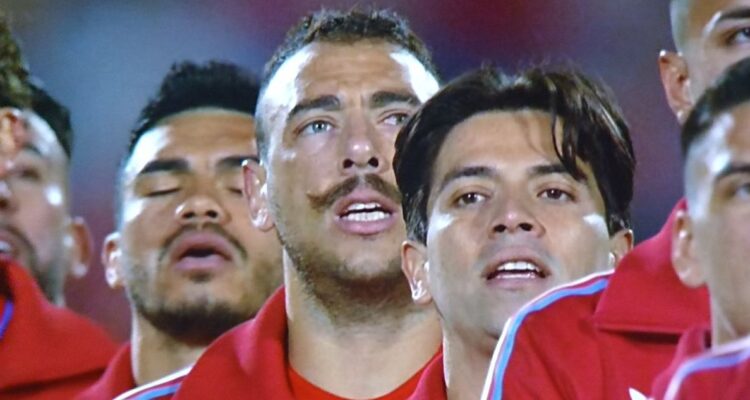 Matías Catalán emocionó a hinchas de LA Roja al cantar el himno de Chile