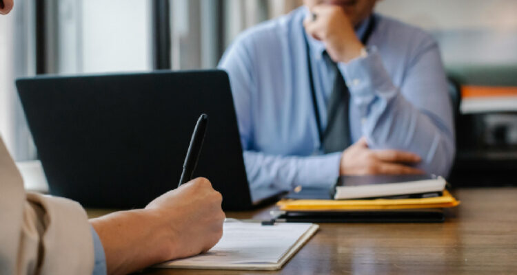 Mentir en el CV puede costar el puesto: las empresas cada vez más atentas a lo que dice tu currículum