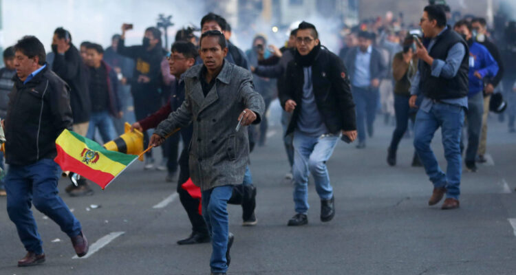 Mercados, cajeros automáticos, farmacias y bencineras colapsan en Bolivia tras asonada militar