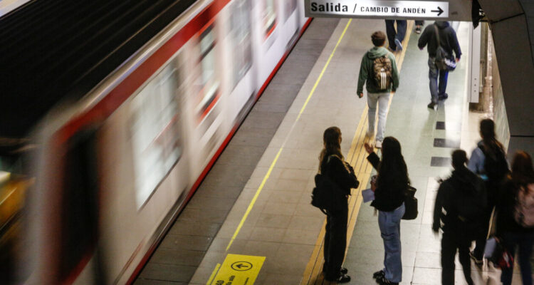 Metro de Santiago ajusta sus horarios por feriado religioso este sábado