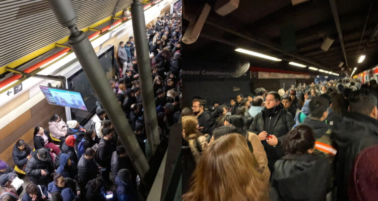 Diversas aglomeraciones por problemas en vías de la Línea 1 del Metro de Santiago