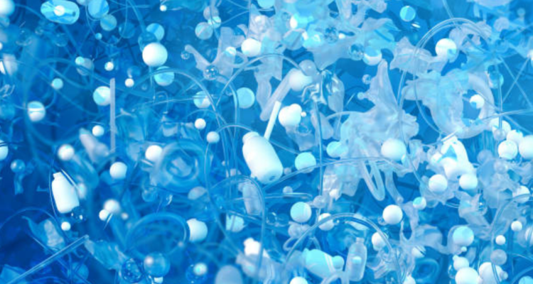 No solo en el agua y alimentos, también lo respiramos: así los microplásticos se adhieren al organismo