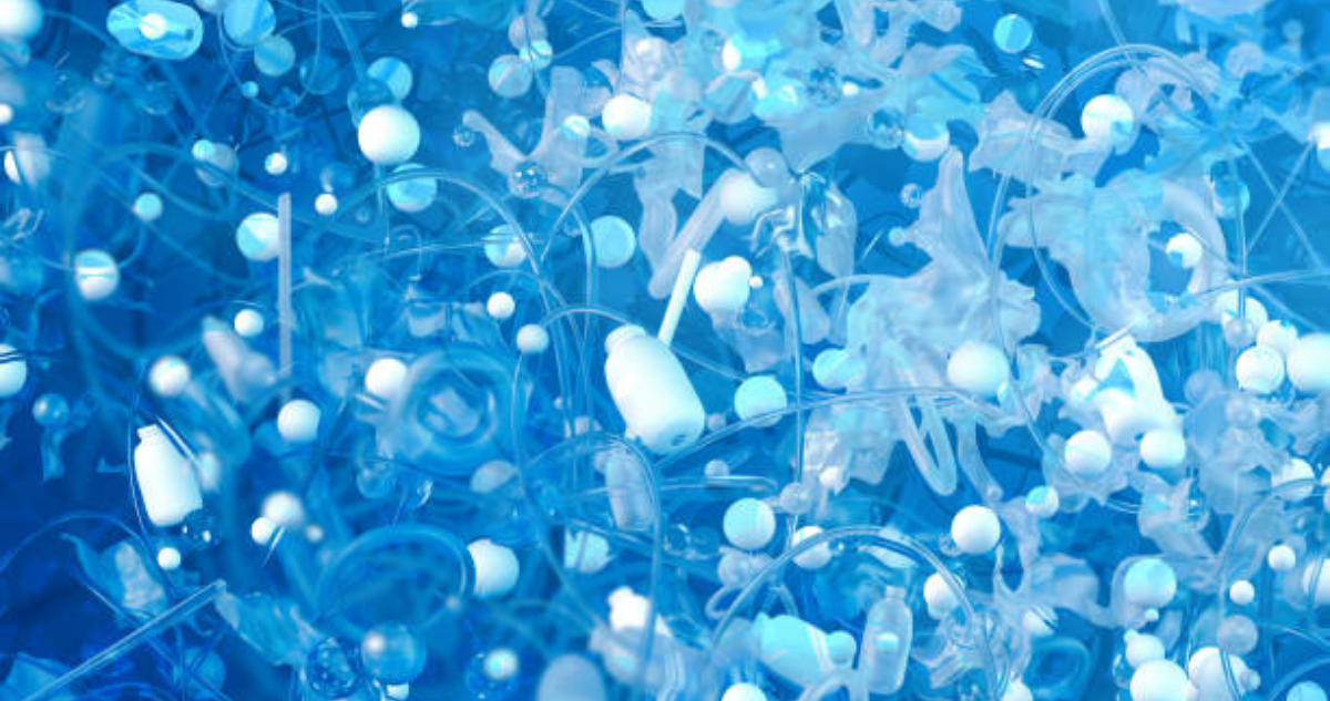 No solo en el agua y alimentos, también lo respiramos: así los microplásticos se adhieren al organismo