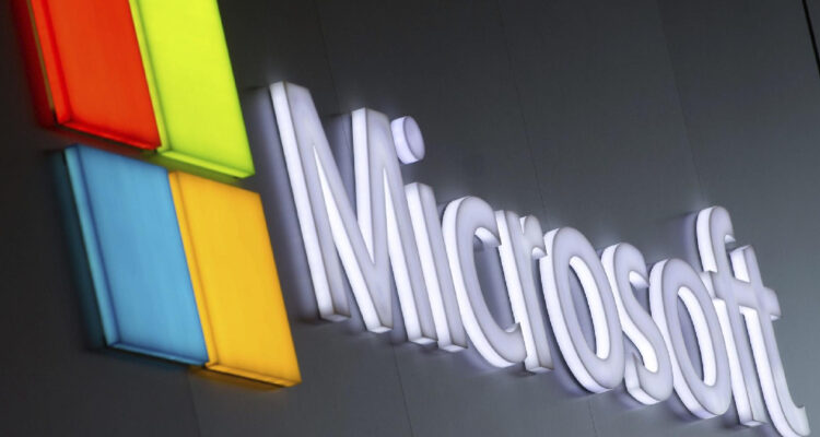 ista de un rótulo luminoso con el logotipo de Microsoft en Hanover, Alemania