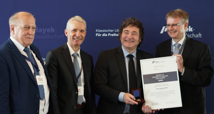 Milei es premiado por fundación neoliberal en Alemania, en medio de protestas contra su visita