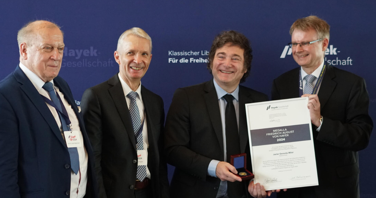 Milei es premiado por fundación neoliberal en Alemania, en medio de protestas contra su visita