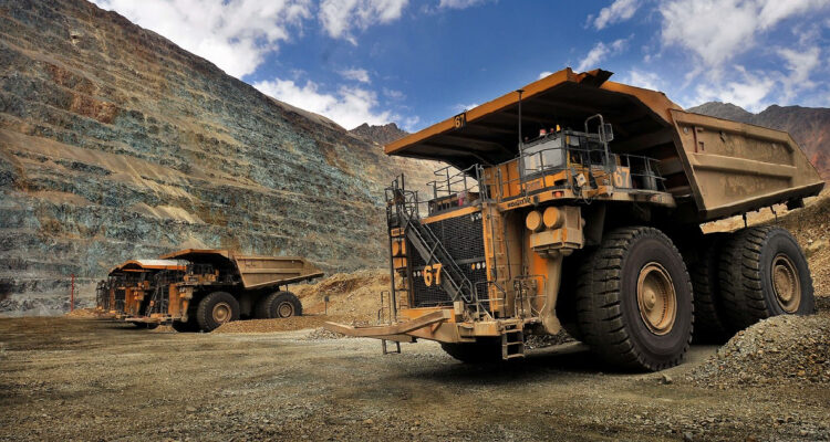 camiones mineros en la mina los bronces