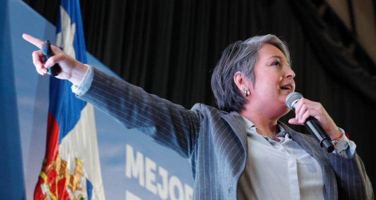 Ministra Jara llama al Senado a acelerar votación de reforma de pensiones y critica dichos de Matthei