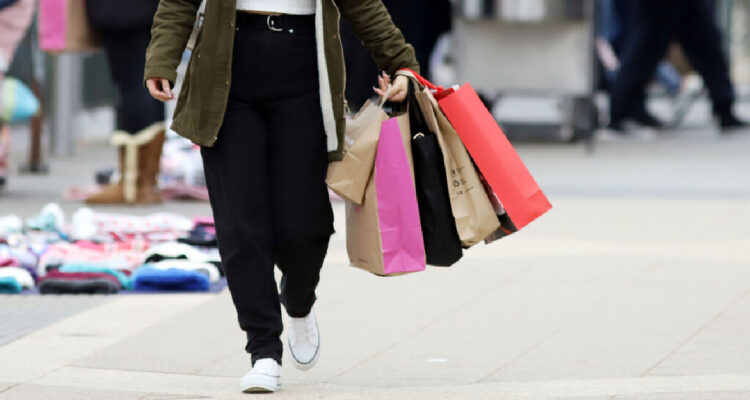 una persona cargando bolsas de compras