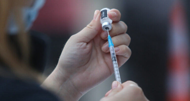 Minsal reitera llamado a vacunarse: adultos entre 60 y 64 años fueron incluidos en grupos de riesgo