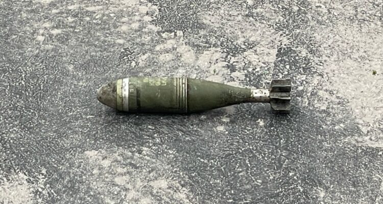 Encuentran un mortero en medio de material de reciclaje de una cristalería en Maipú