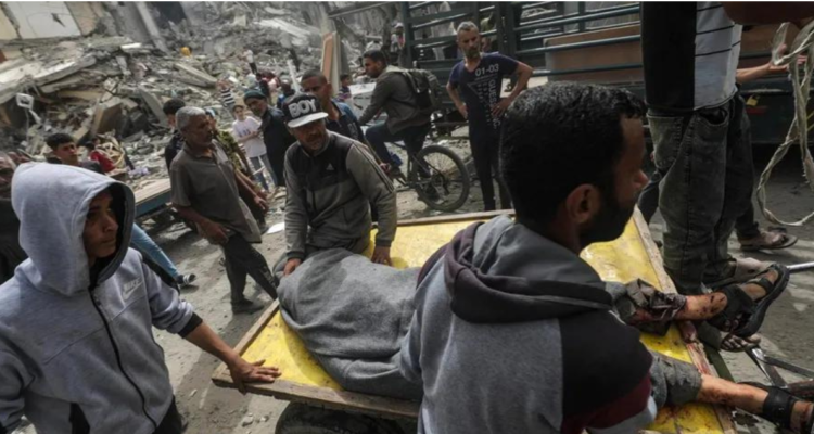 Herido es llevado a un hospital tras bombardeo israelí en el campo de refugiados de Al Nusairat en abril