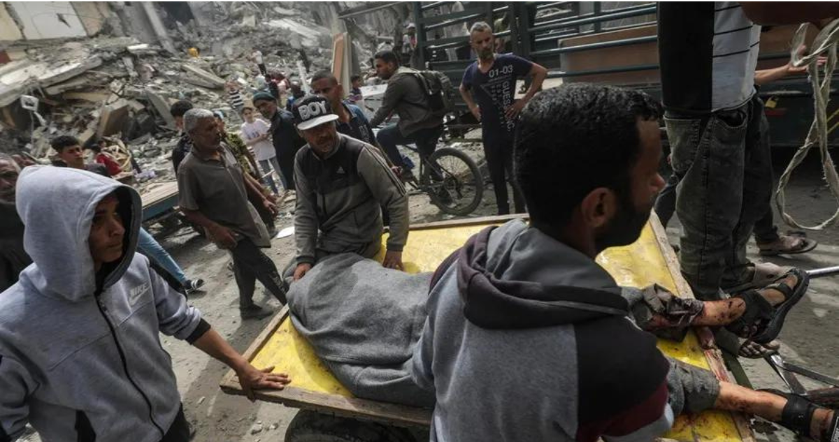 Herido es llevado a un hospital tras bombardeo israelí en el campo de refugiados de Al Nusairat en abril