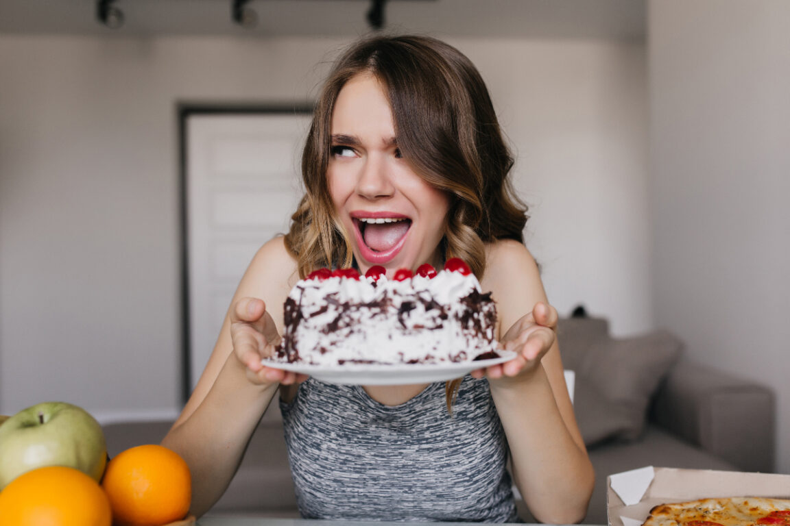 Una mujer con un pastel