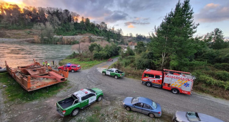 Intensa búsqueda de mujer que cayó en una camioneta al río San Pedro en Los Lagos