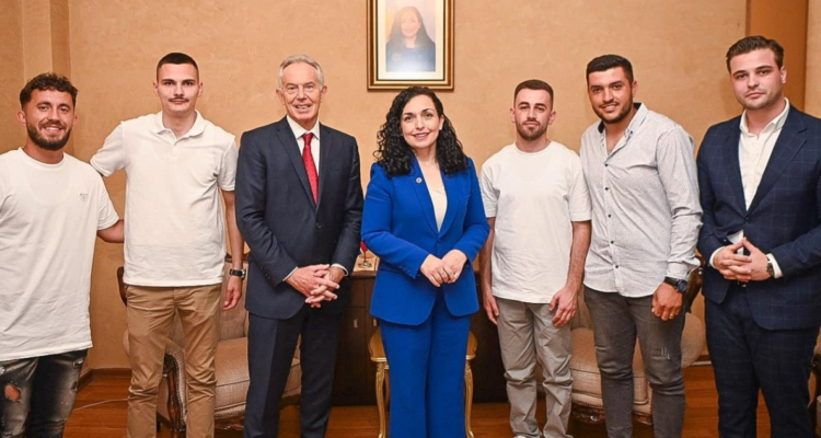 Multiverso Tony Blair: exministro conoce a Tonibler, Tonibler, Tonibler, Tonibler y Tonibler en Kosovo