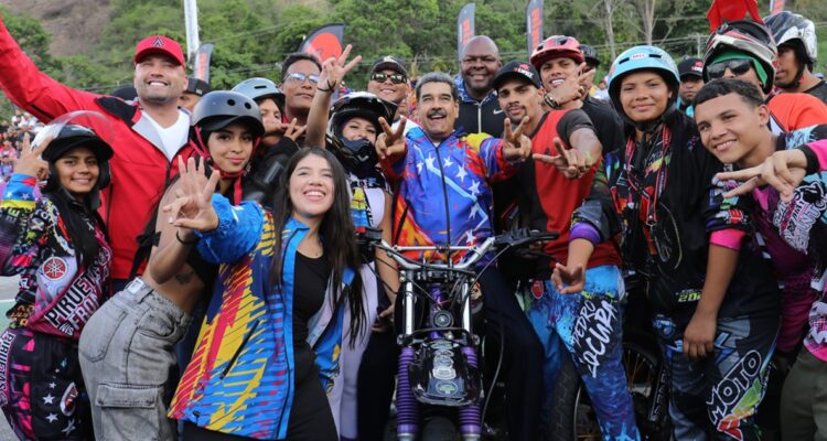 Nicolás Maduro decretó las “motopiruetas” el deporte nacional de Venezuela.