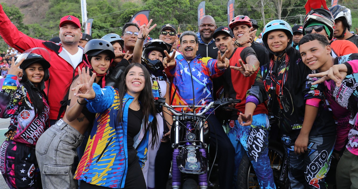 Nicolás Maduro decretó las “motopiruetas” el deporte nacional de Venezuela.