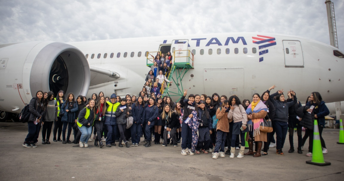 Para impulsar talento femenino: destacadas trabajadoras de aerolínea dan charlas a niñas en Pudahuel