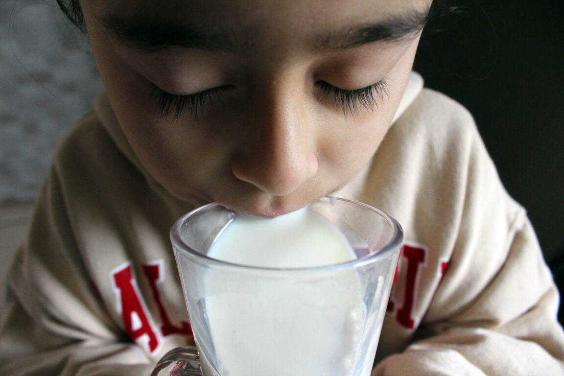 niño tomando leche