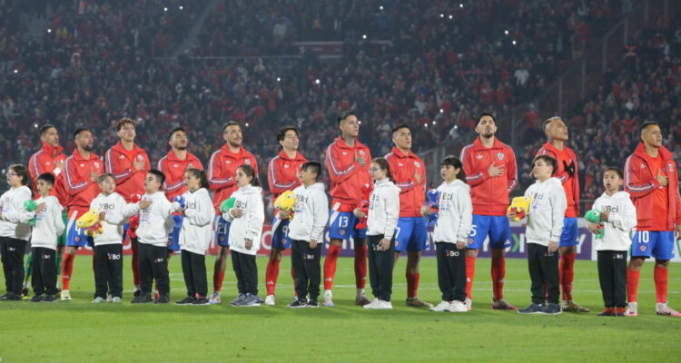 Pequeños escoltas: Niños nacidos para el triunfo de Chile en Copa América 2015 acompañaron a La Roja