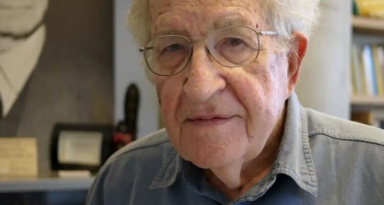 Quién es Noam Chomsky el filósofo y lingüista que se anunció que murió pero que su fallecimiento resultó ser falso y desmentido por medios.