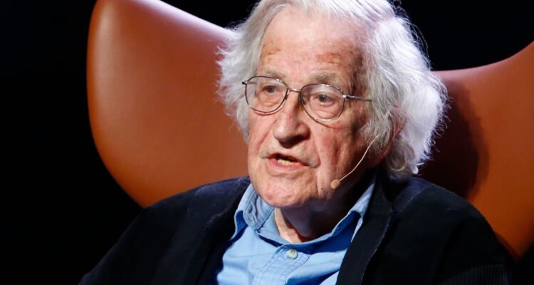 Noam Chomsky sufrió severo ACV hace un año: lleva meses en Brasil recuperando habla y movilidad