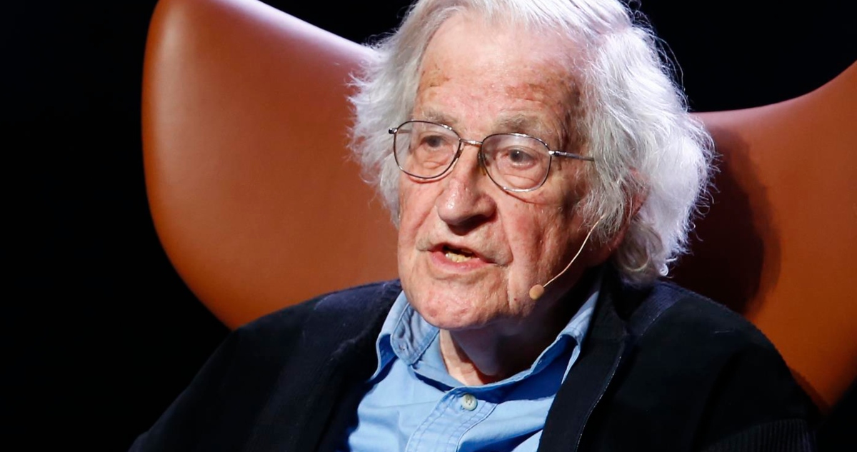 Noam Chomsky sufrió severo ACV hace un año: lleva meses en Brasil recuperando habla y movilidad