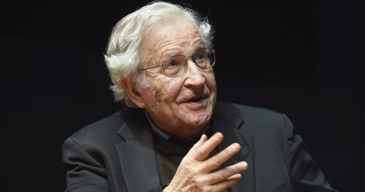 Noam Chomsky está vivo: Célebre lingüista e intelectual fue víctima de una “fake news”