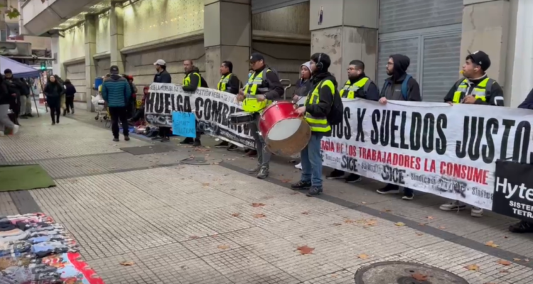 Protesta en las afueras de la sede del Metro de Santiago