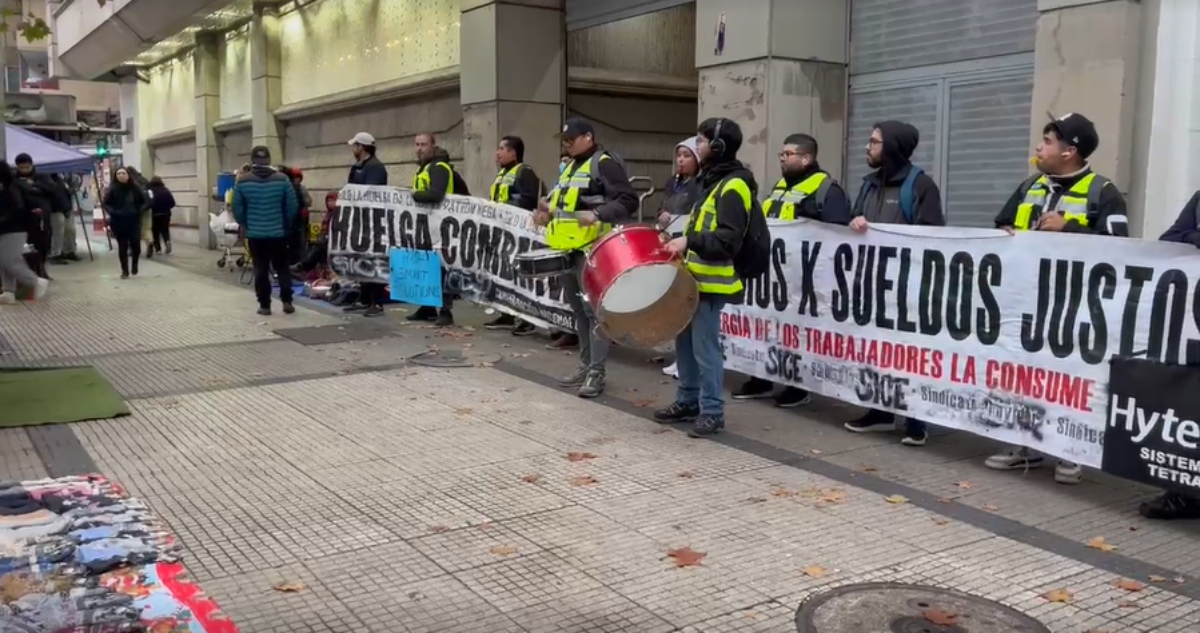 Protesta en las afueras de la sede del Metro de Santiago
