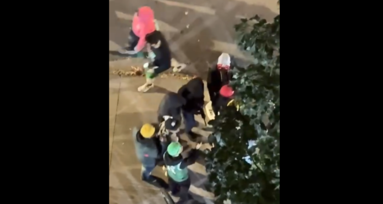 Sujetos ostentan armas en el Centro de Santiago