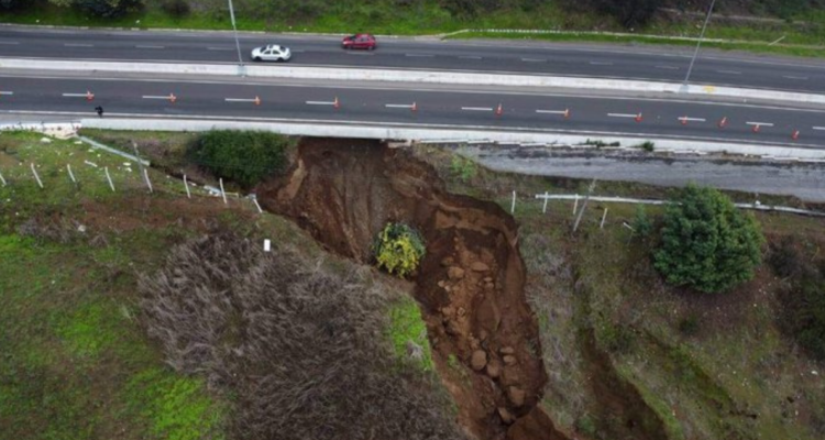 Socavón de más de 20 metros se produce debajo de Camino Internacional en Concón